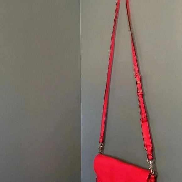 Stella and Dot red crossbody - gold accent - unzip to expand width - Picture 4 of 10